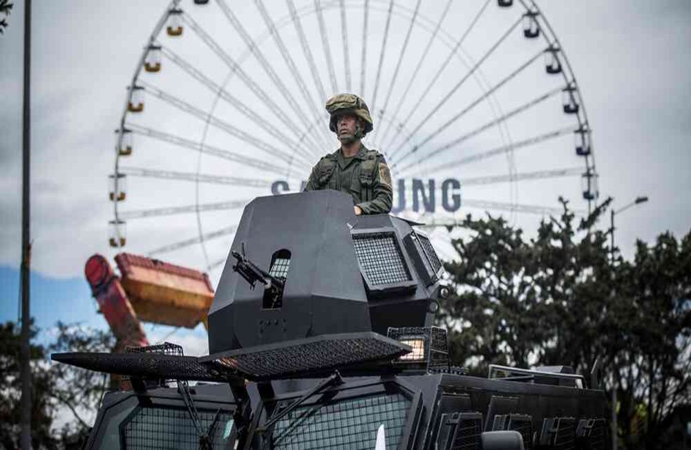 Las fuerzas militares hicieron una demostración de sus equipos a cientos de espectadores en la capital.