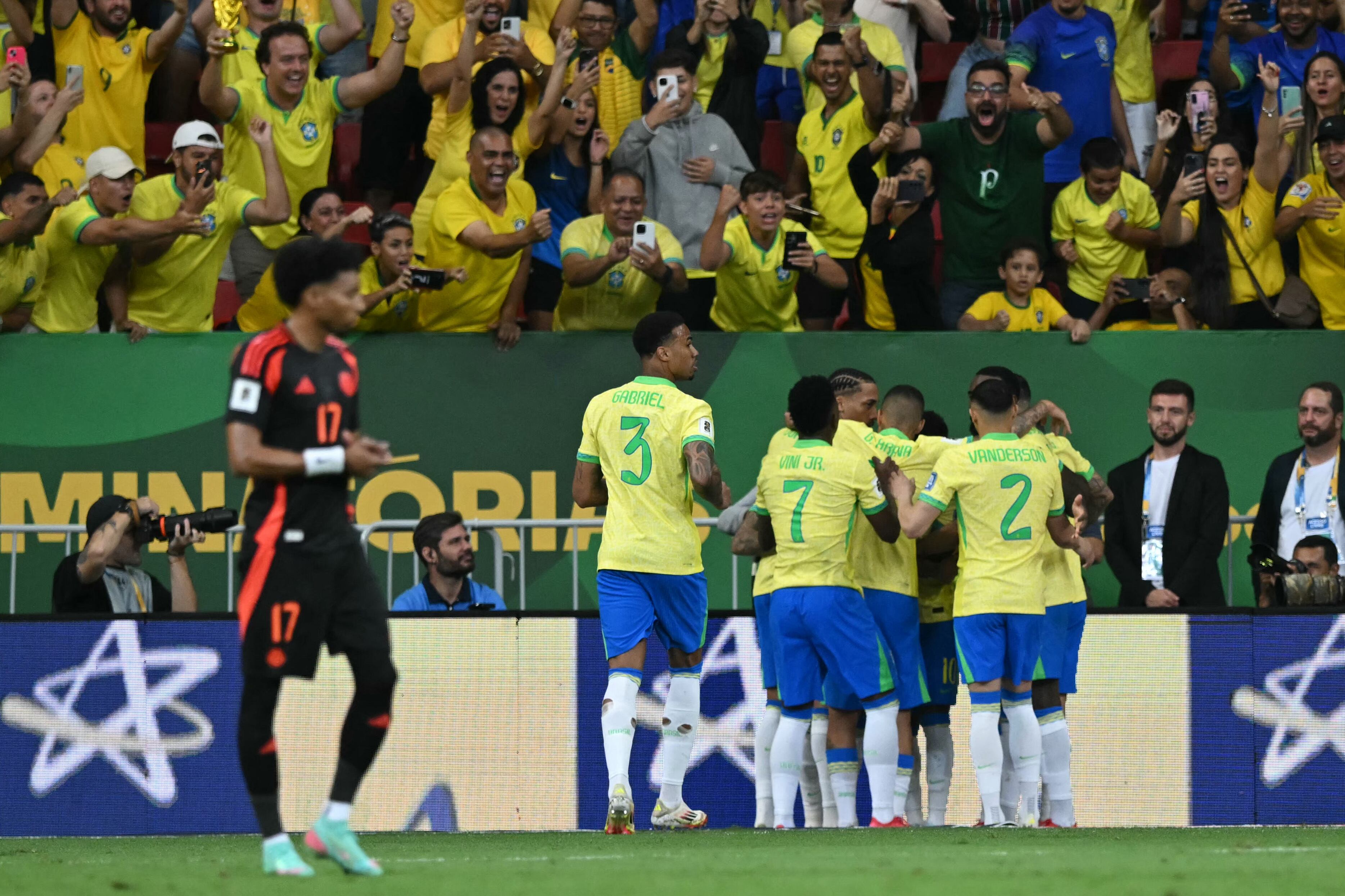 Brasil celebra el gol que marcó Raphinha ante Colombia por la Eliminatoria