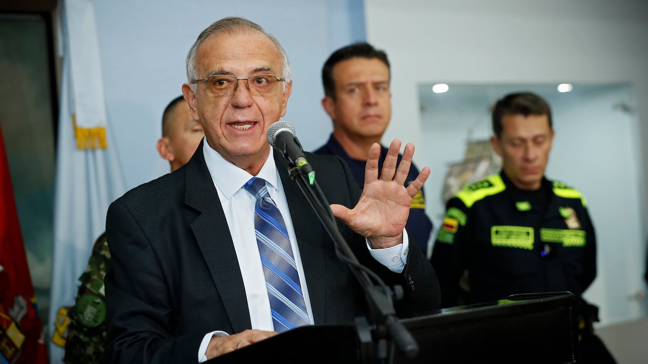 Ministro de la Defensa, Iván Velásquez, ordenó suspender los bombardeos en el país.
Foto Guillermo Torres Reina / Semana