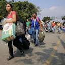 Una mujer vende medicamentos este martes en el puente internacional Simón Bolívar, frontera entre Colombia y Venezuela