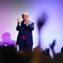 El expresidente Donald Trump parte después de hablar en la cena del Día de Lincoln del Partido Republicano del Condado de Oakland en Suburban Collection Showplace el 25 de junio de 2023 en Novi, Michigan.