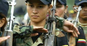 Ya sea que pertenezcan a grupos guerrilleros, organizaciones terroristas u otros grupor armados, Las mujeres no son extrañas a la violencia política. Pero a la sociedad le cuesta reconocerlo.