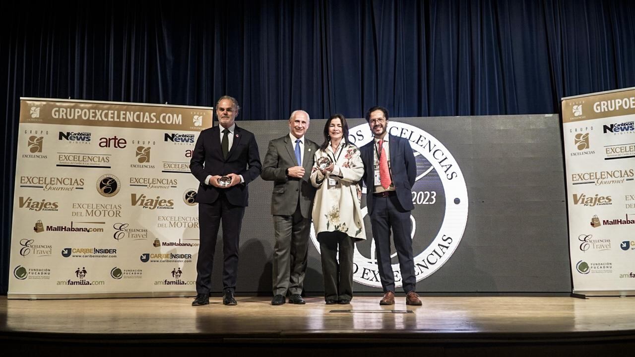 Este es el momento en que se recibe el nombramiento Premios Excelencias Turísticas Audiovisual 2023