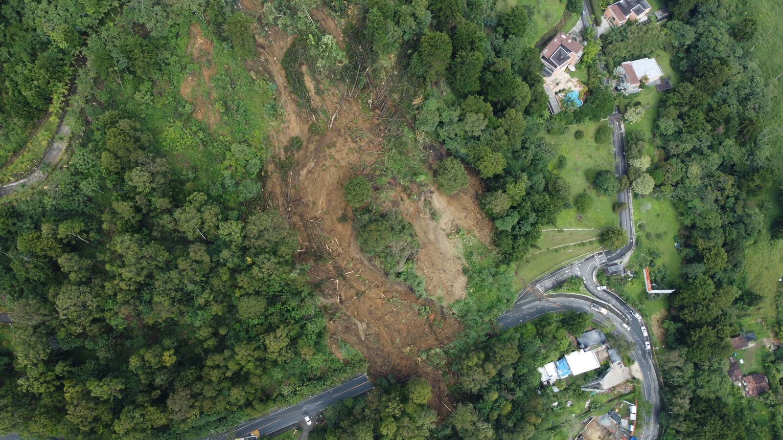 Deslizamiento de grandes magnitudes obliga a desalojar diez viviendas en Los Balsos en Medellín.
