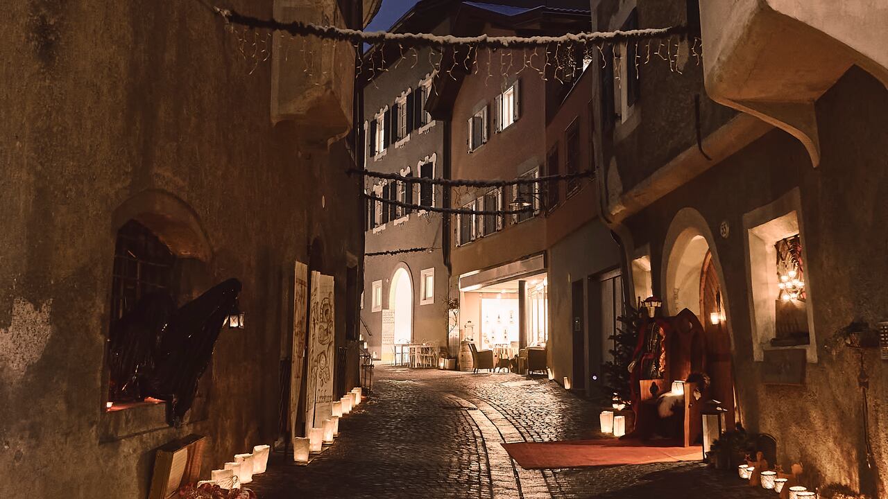 Decoración de las calles de Klausen-Chiusa en Navidad