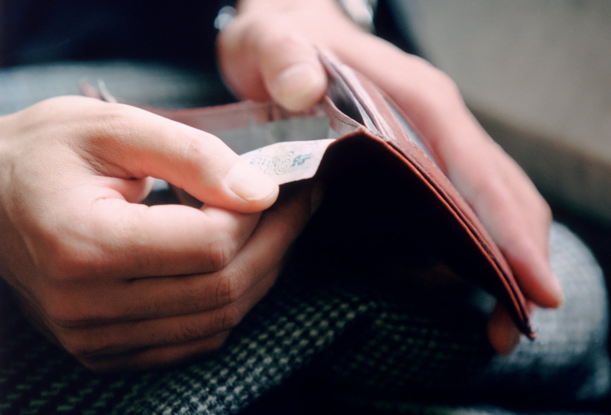 Limitar el acceso al crédito obliga a priorizar necesidades reales sobre consumos innecesarios.