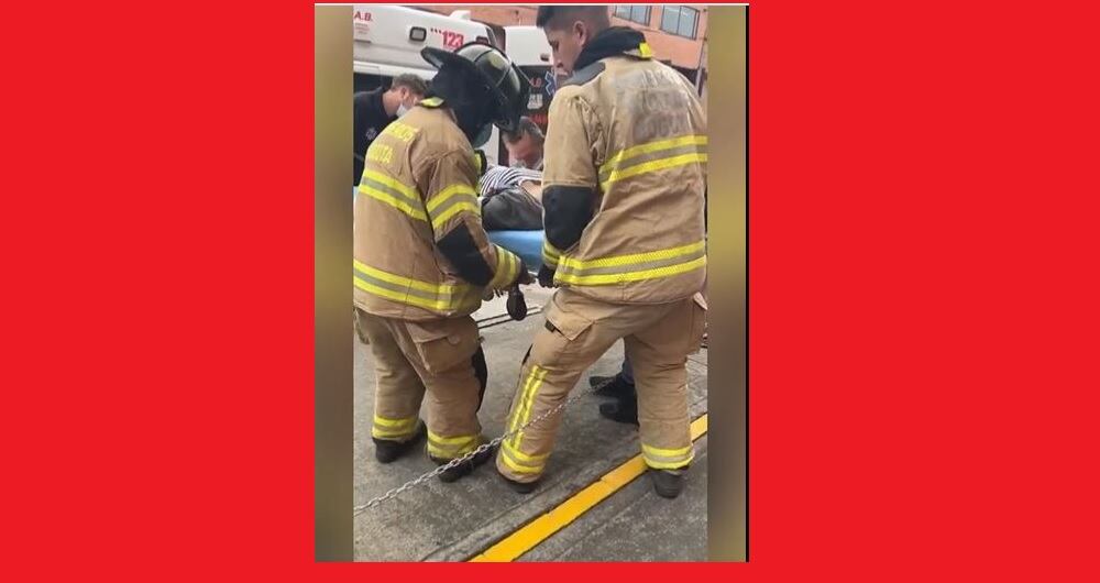 El personal de Bomberos brinda atención prehospitalaria a 9 personas que resultaron afectadas.