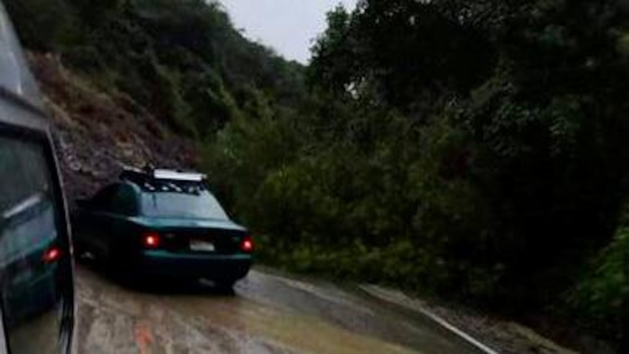 Así quedó un vehículo en el lugar de la emergencia.