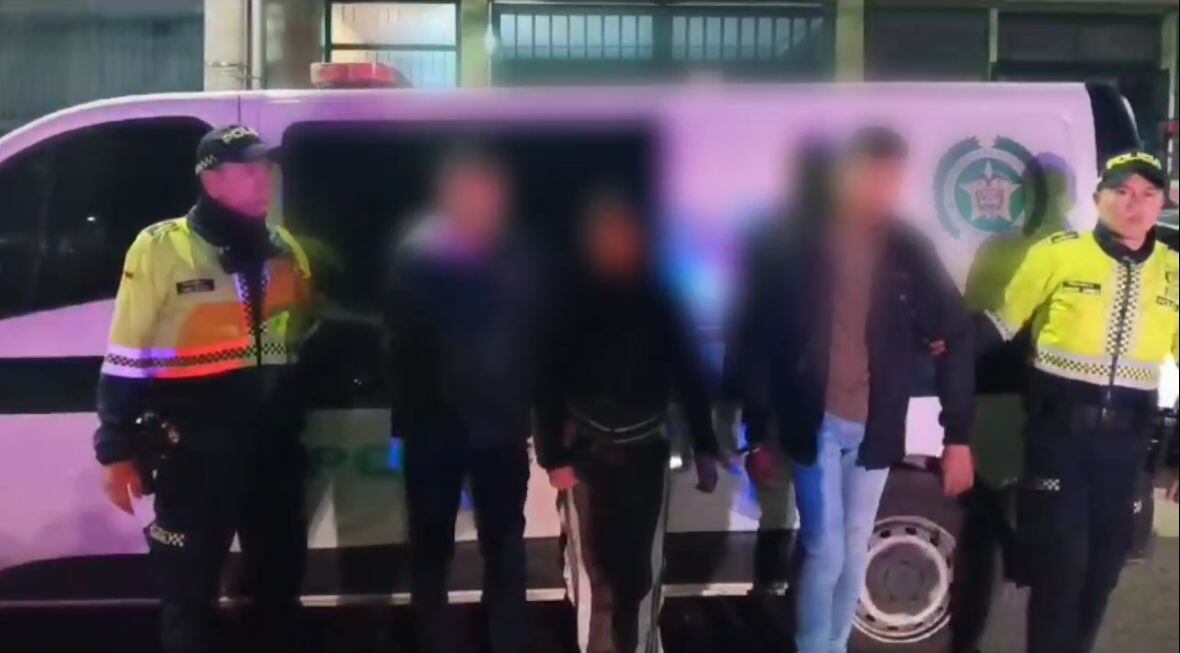 Los tres extranjeros que simulaban caídas en Transmilenio para robar celulares.