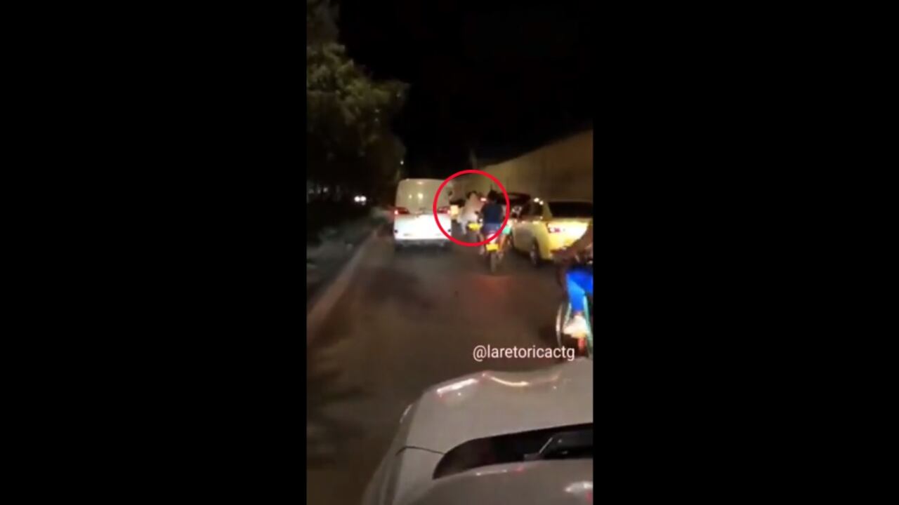 Mujer en mototaxi va hacia una sesión de fotos vestida de novia
