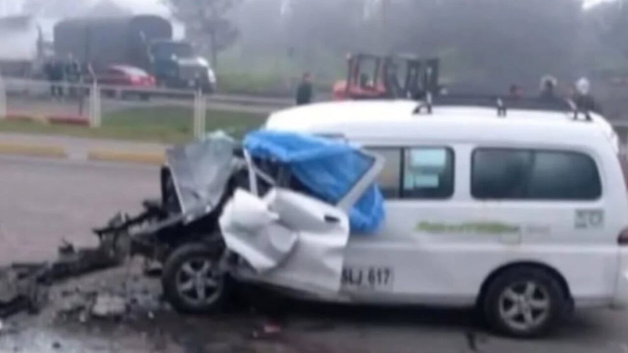 Trágico accidente entre camión y vans deja una persona muerta.
