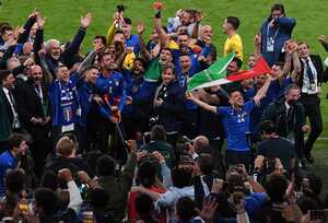 Los jugadores italianos celebran el triunfo en la final de la Eurocopa 2020 entre Italia e Inglaterra en el estadio de Wembley en Londres, el domingo 11 de julio de 2021 (Facundo Arrizabalaga / Pool vía AP).