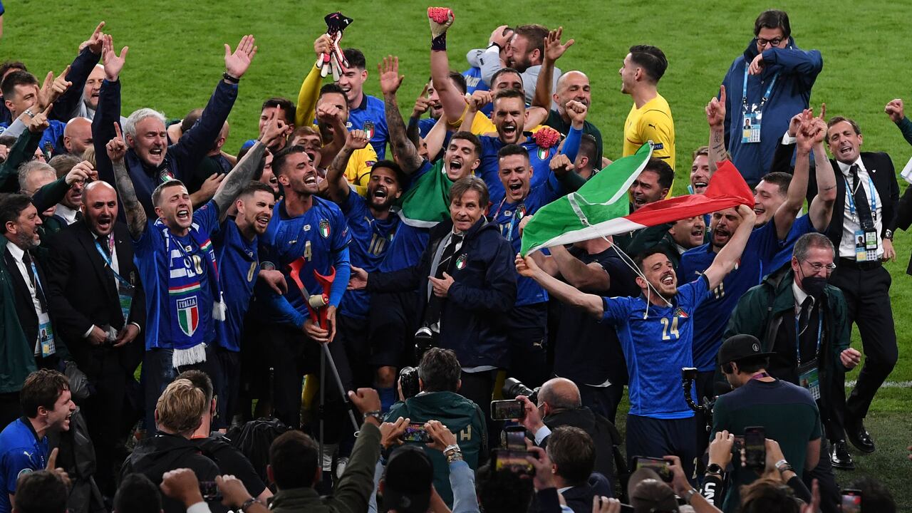 Los jugadores italianos celebran el triunfo en la final de la Eurocopa 2020 entre Italia e Inglaterra en el estadio de Wembley en Londres, el domingo 11 de julio de 2021 (Facundo Arrizabalaga / Pool vía AP).