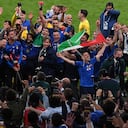 Los jugadores italianos celebran el triunfo en la final de la Eurocopa 2020 entre Italia e Inglaterra en el estadio de Wembley en Londres, el domingo 11 de julio de 2021 (Facundo Arrizabalaga / Pool vía AP).
