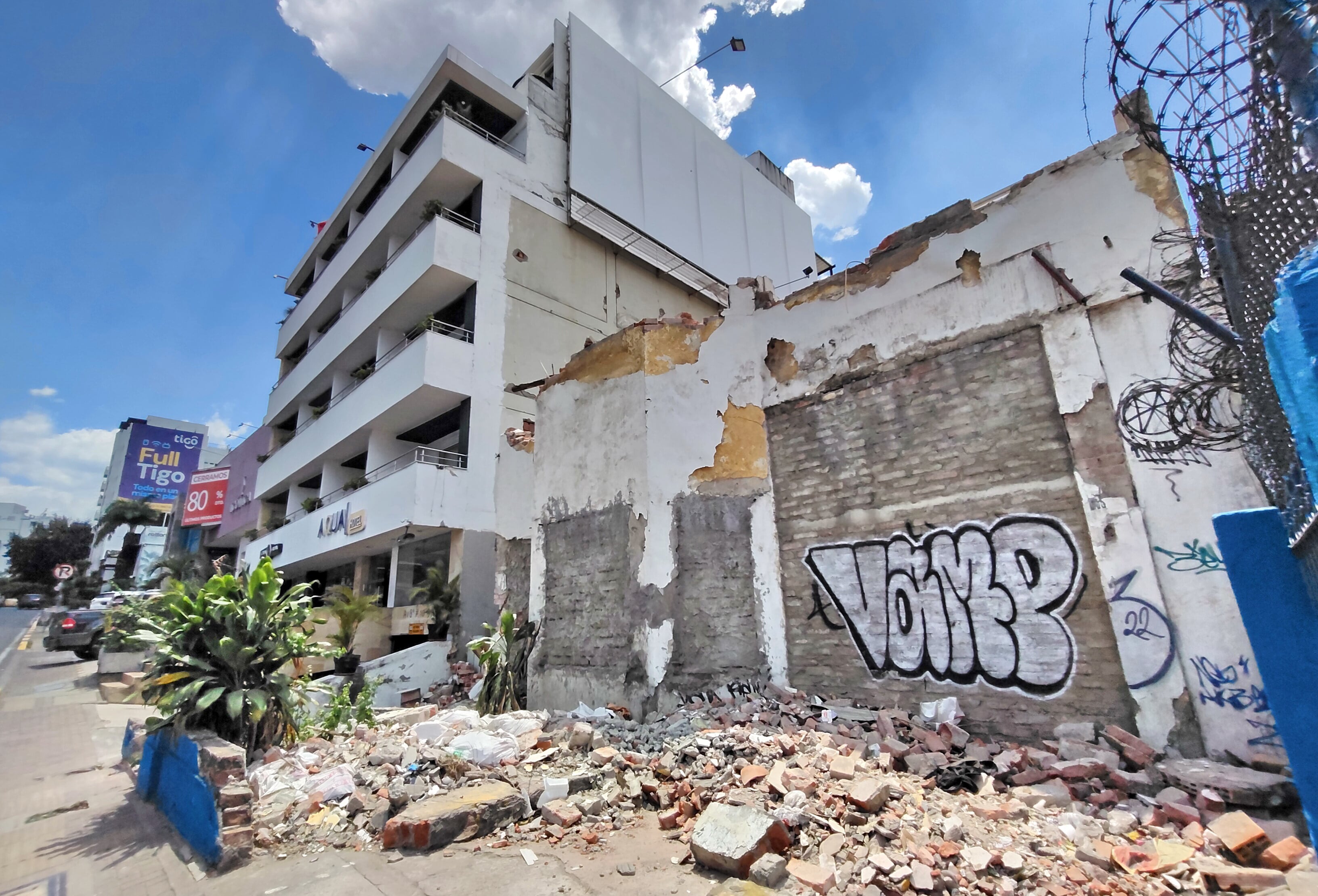 La situación de las casas abandonadas que generan plagas de ratas e invasión de habitantes de calle es un problema de salud pública y seguridad recurrente en sectores del oeste de Cali. Residentes del oeste de Cali, sector de Normandia, presentan este problema con una vivienda abandonada y que se desplomó parcielmente por el terremoto, lo que afecta a la comunidad y al turismo. Piden intervención de la alcaldía.