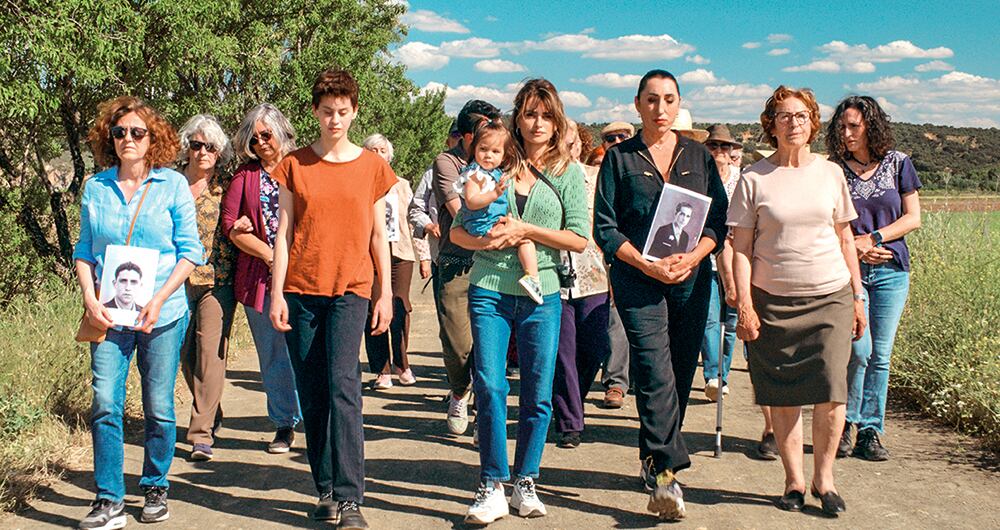  En la película, un pueblo que omitió desenterrar la verdad de muchas de sus víctimas a manos del franquismo por temor lo logra después de muchos contratiempos para, al fin, despedirse de ellos. 