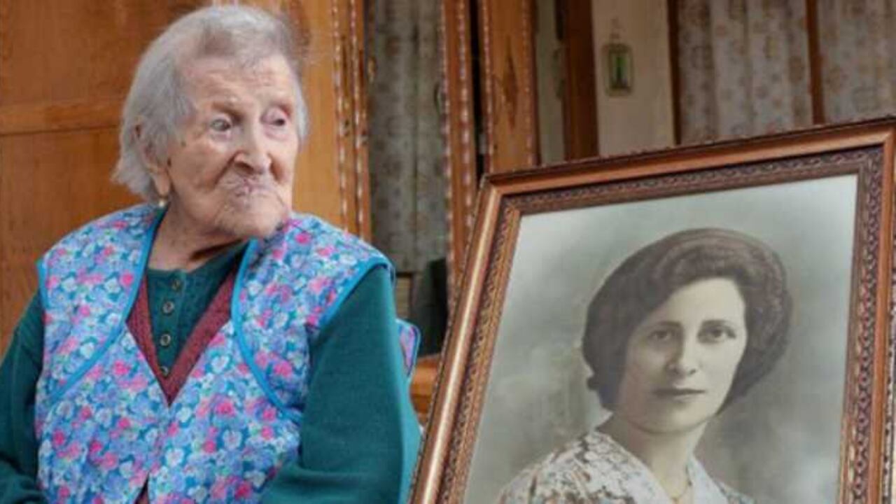 Emma Morano asumió el título de persona más vieja tras la muerte en Nueva York, en mayo 13, de Susannah Muchatt Jones, también de 116 años, quien atribuía su larga vida a comer huevos con tocineta, entre otras cosas.
