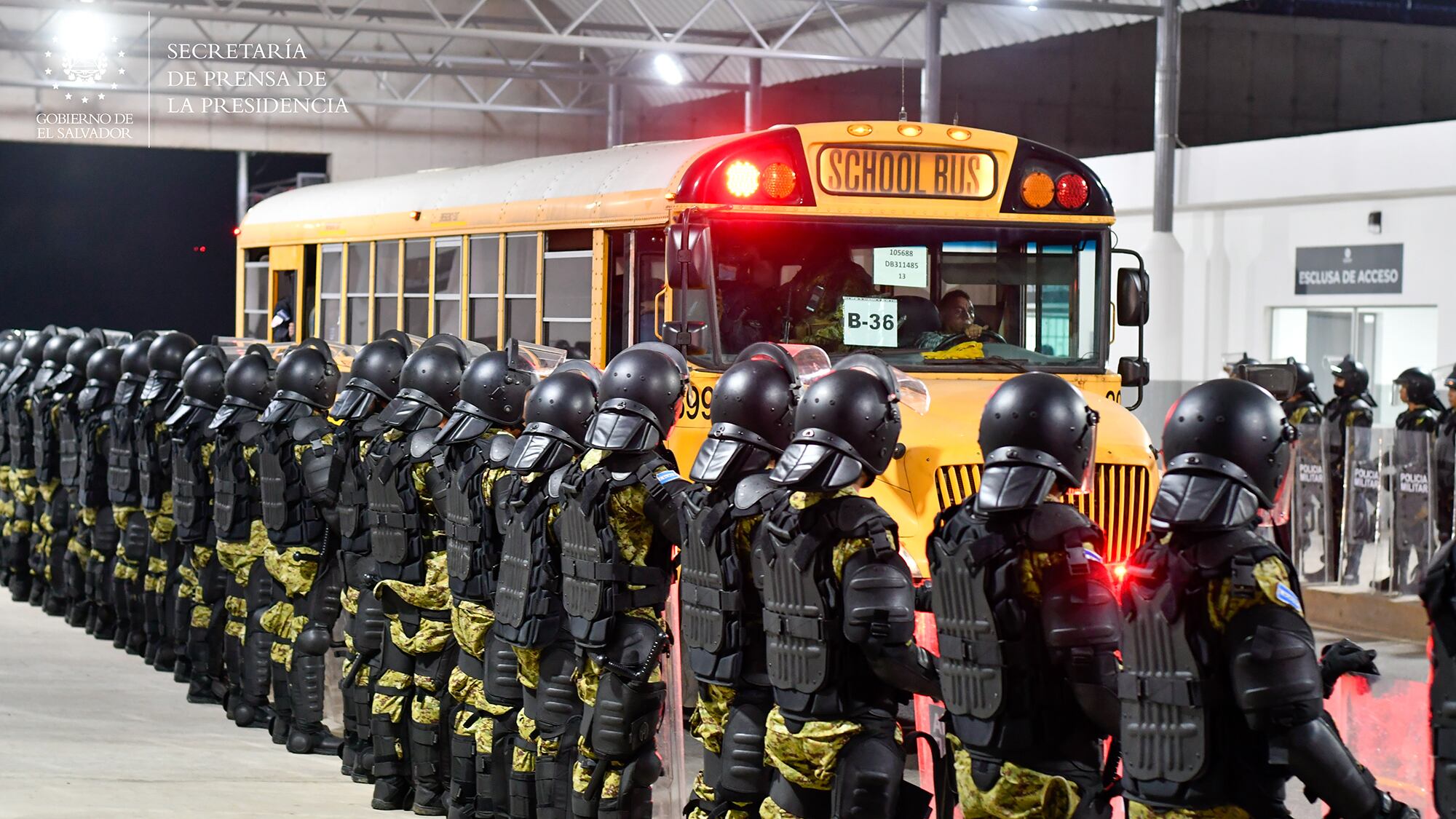 Presidente Nayib Bukele ejecuta el segundo traslado de 2,000 pandilleros al Centro de Confinamiento del Terrorismo
marzo 15 2023