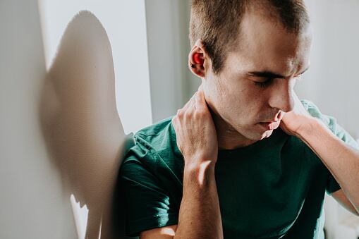 Causas por el dolor en el cuello y los hombros.