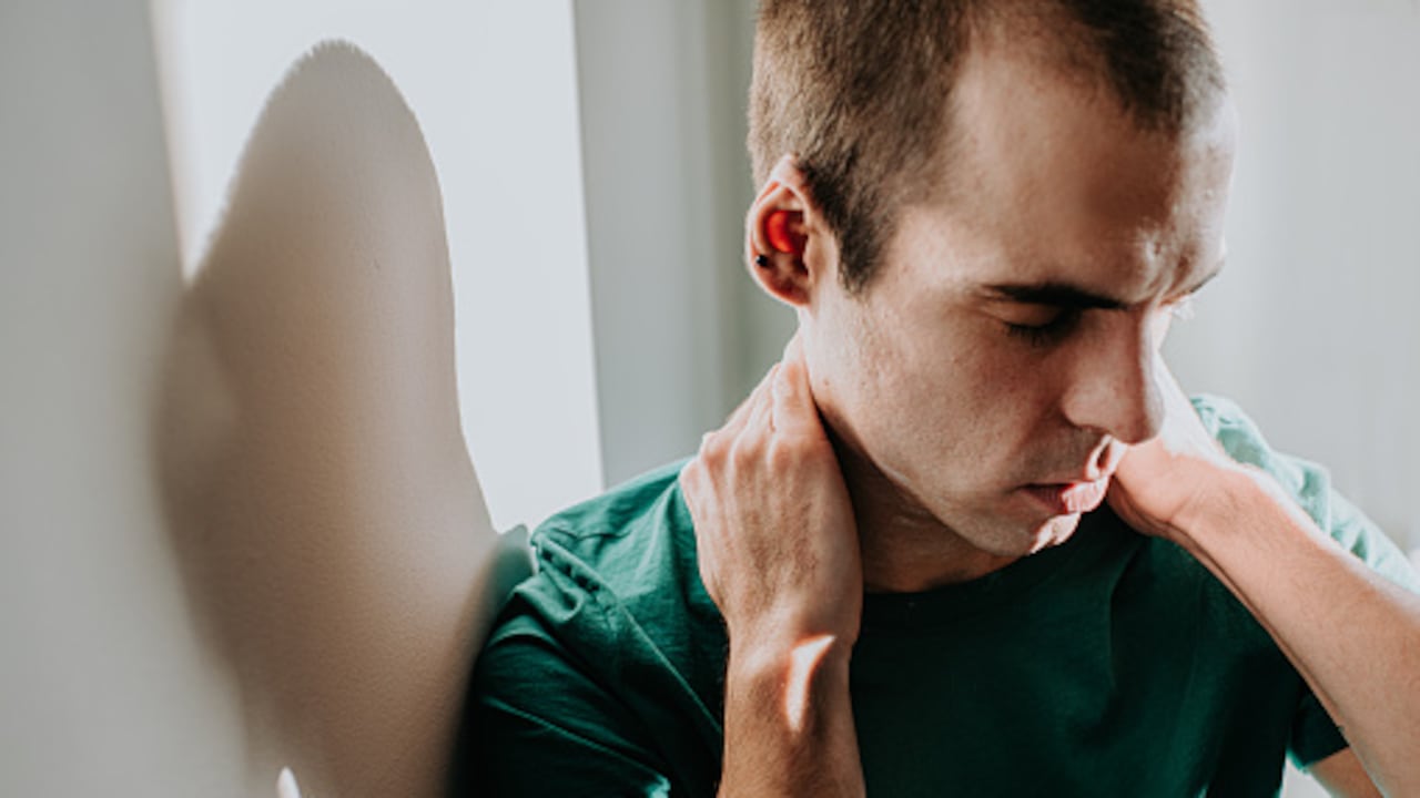Causas por el dolor en el cuello y los hombros.
