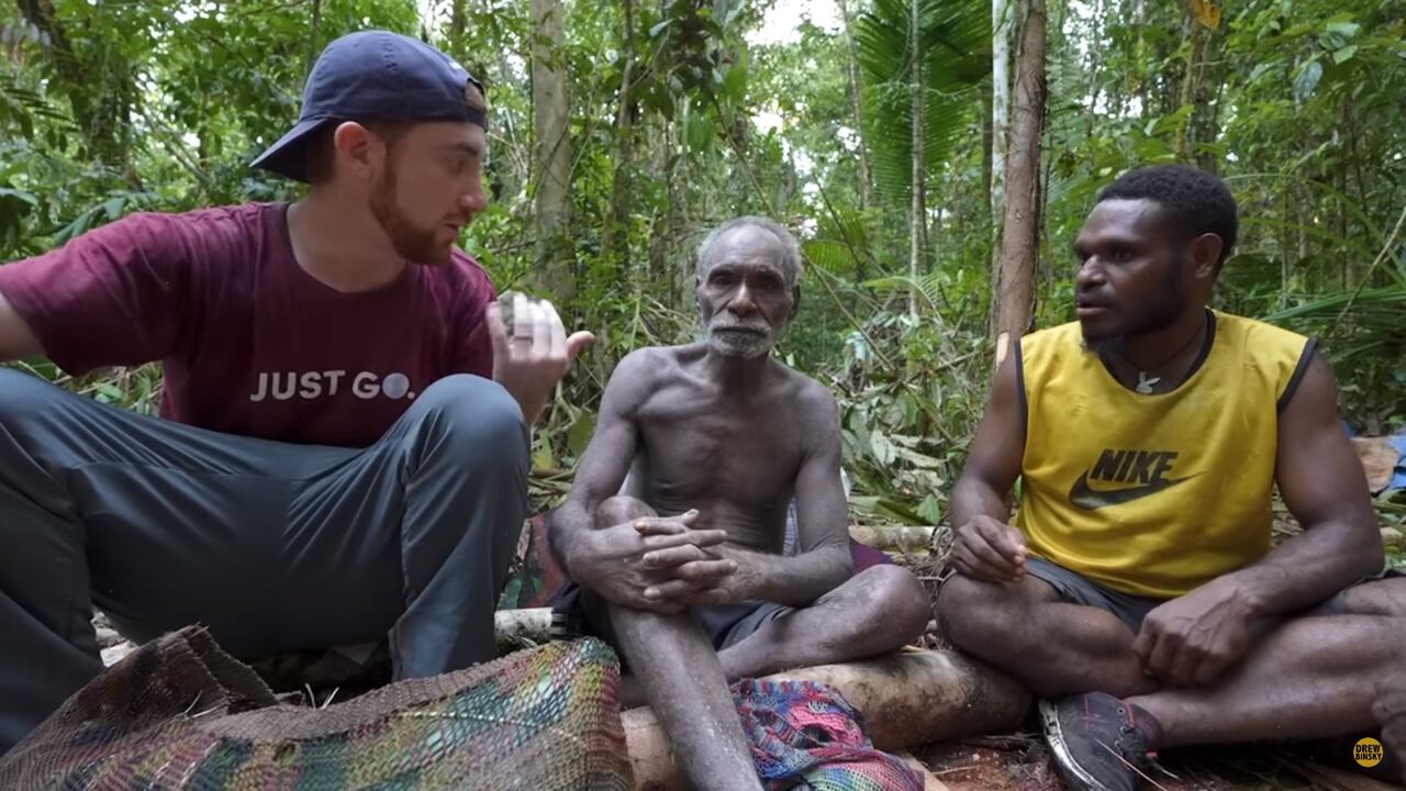 Fotograma: 10.36 Visiting the Tribe that EATS HUMANS Youtube: @drewbinsky