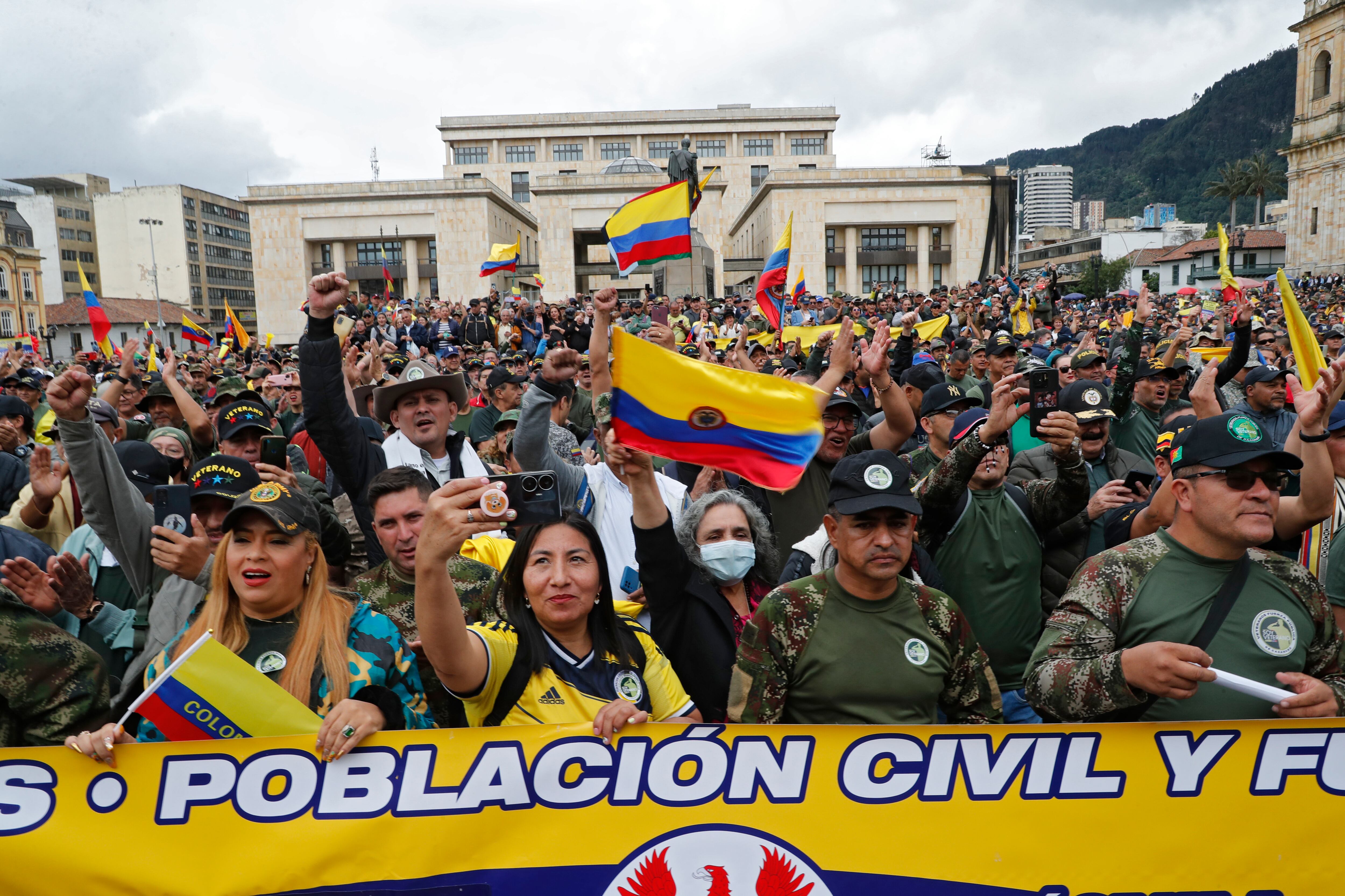 Militares retirados se tomaron la Plaza de Bolívar para protestar contra  la política de seguridad nacional del Gobierno del presidente Gustavo Petro
Reservas fuerza publica
Bogota mayo 10 del 2023
Foto Guillermo Torres Reina / Semana