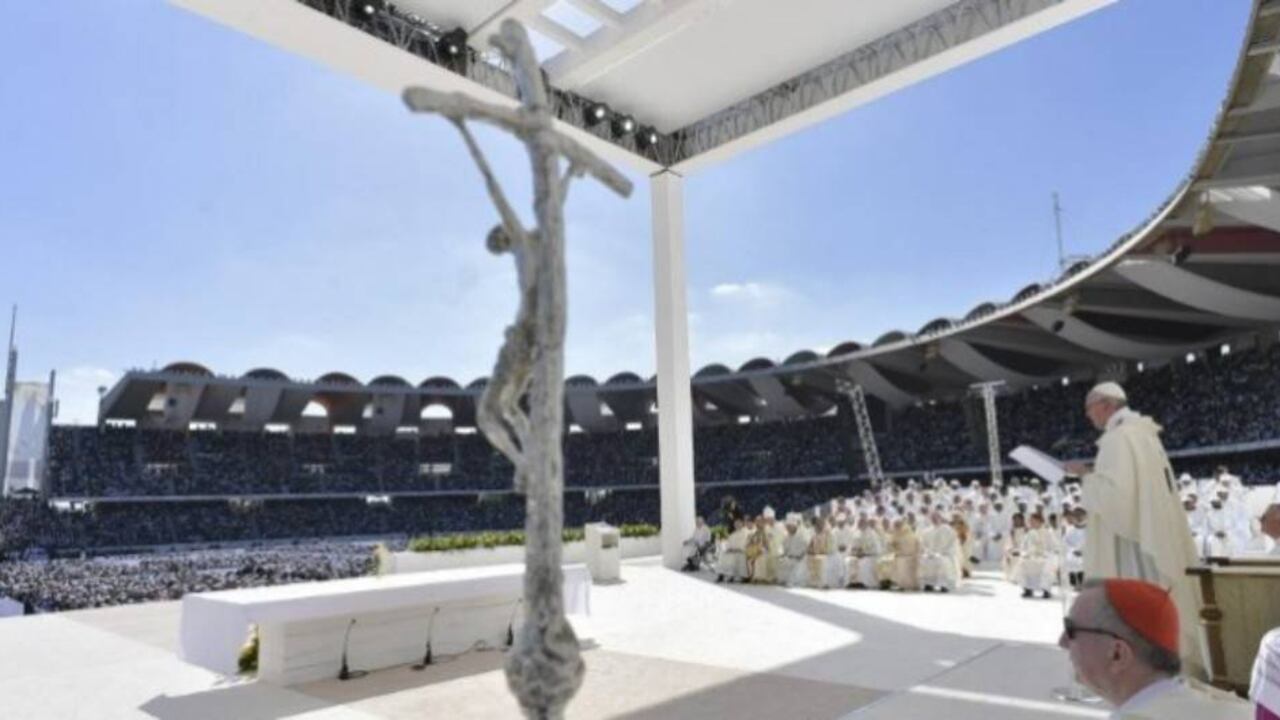 Solo cincuenta mil católicos pudieron ingresar al estadio. Los demás vieron la misa a través de pantallas gigantes.