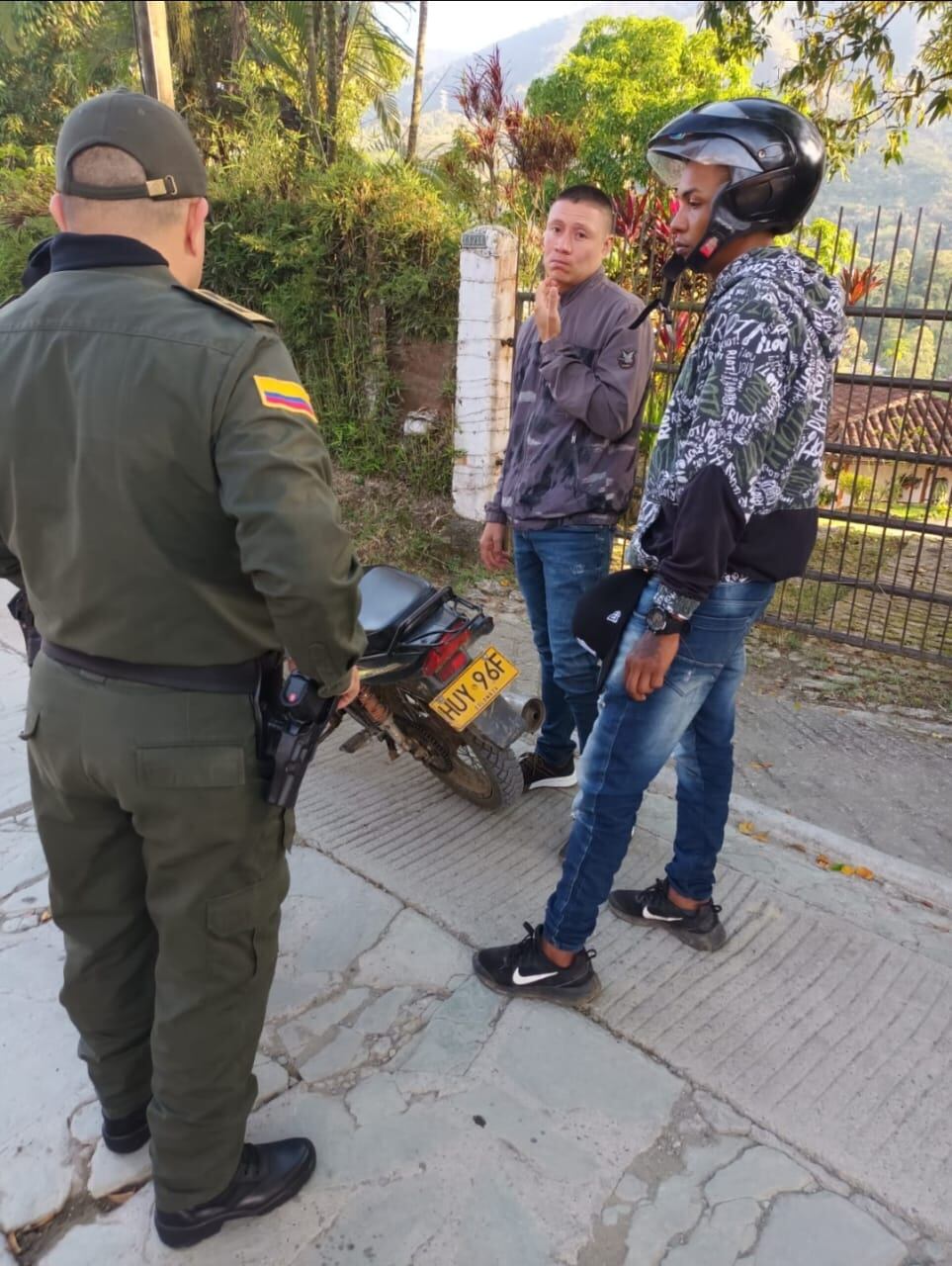Momento de la captura de alias Mono Caña, (sujeto sin casco) por parte de la Policía en Antioquia.