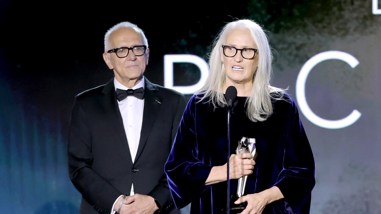 Roger Frappier, Jane Campion aceptan el premio a la Mejor Película por 'The Power of the Dog' en el escenario durante los 27º Premios Anuales Critics Choice en Fairmont Century Plaza el 13 de marzo de 2022 en Los Ángeles, California.