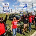El sindicato United Auto Workers del equipo de motores 50 forma parte del piquete frente al complejo de ensamblaje Stellantis Toledo el lunes 18 de septiembre de 2023 en Toledo, Ohio.(Isaac Ritchey/The Blade via AP)