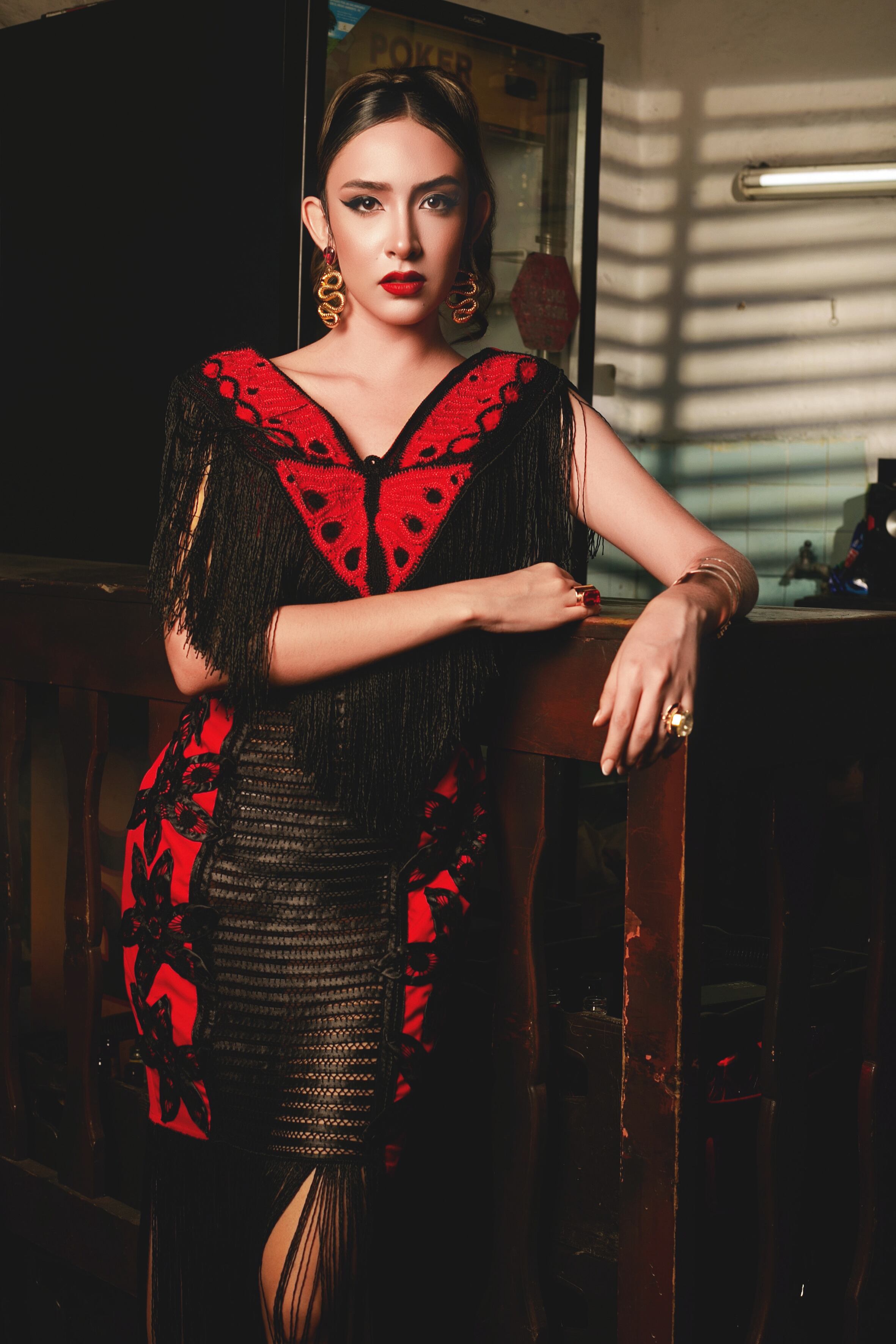 En cada prenda, el bordado de Cartago se une con la estética mexicana y andaluza, creando un lenguaje universal que celebra la resiliencia y la belleza femenina.