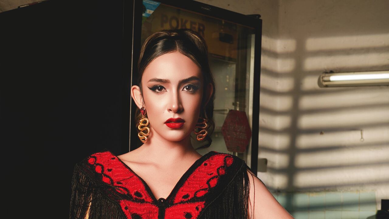 En cada prenda, el bordado de Cartago se une con la estética mexicana y andaluza, creando un lenguaje universal que celebra la resiliencia y la belleza femenina.