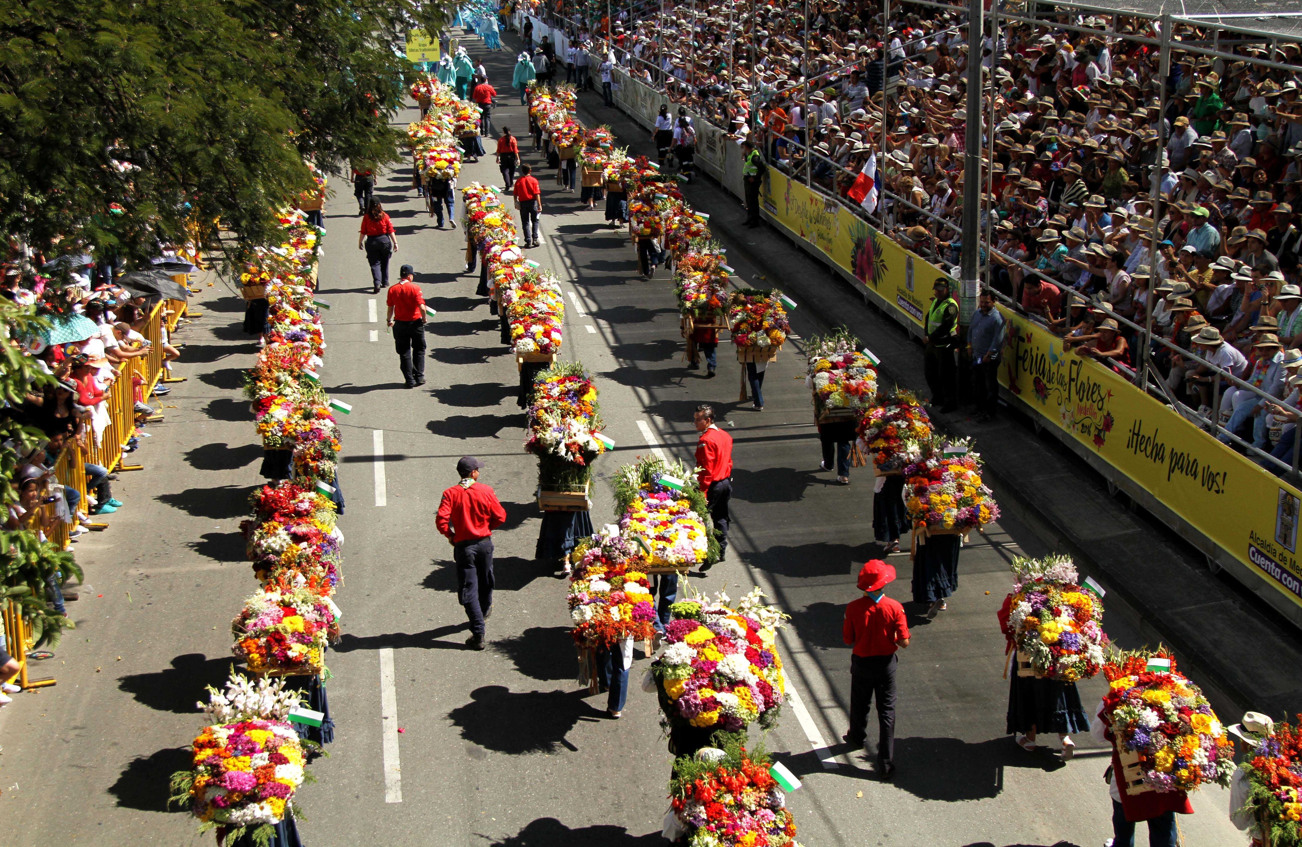 La tradición del Desfile de silleteros llenó de colores las calles del centro de Medellín, en Colombia. Desde muy temprano los campesinos desde Santa Elena bajaron a la ciudad a exponer sus silletas.