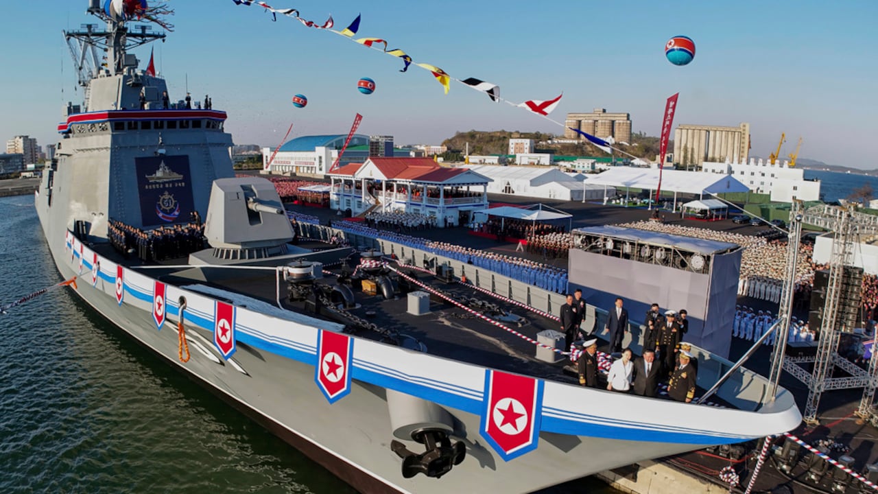 En esta imagen, distribuida por el gobierno de Corea del Norte, el líder del país, Kim Jong Un (segundo por la derecha), y su hija (tercera por la derecha), en la esquina inferior derecha, asisten a la botadura de un nuevo destructor naval en el puerto de Nampo, en el oeste de Corea del Norte, el 25 de abril de 2025. (Agencia Central de Noticias de Corea/Korea News Service vía AP)