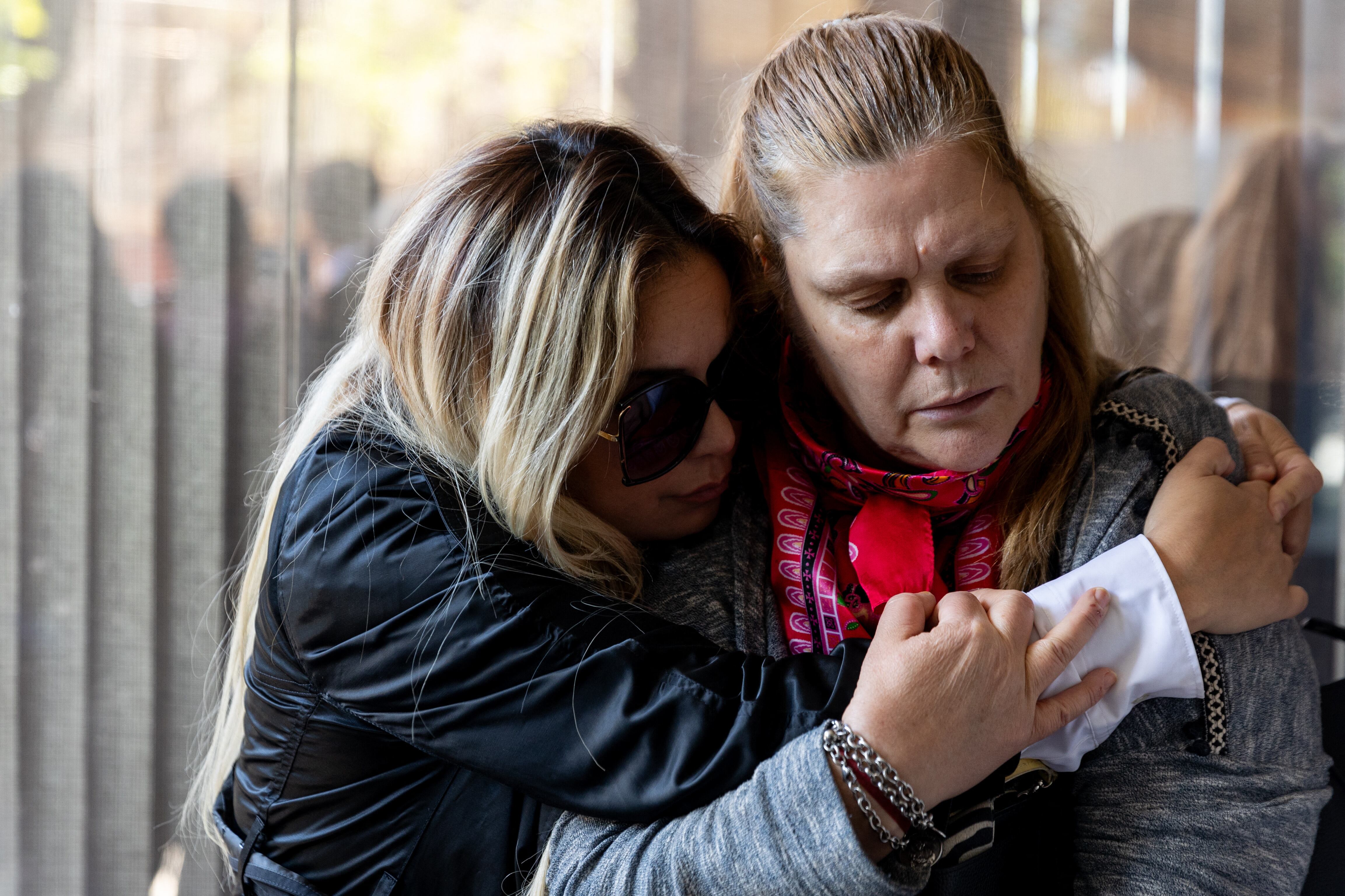 Verónica Ojeda (izq.), ex esposa de la fallecida leyenda del fútbol Diego Maradona, abraza a una mujer cuando llegan a un juzgado de San Isidro, provincia de Buenos Aires.