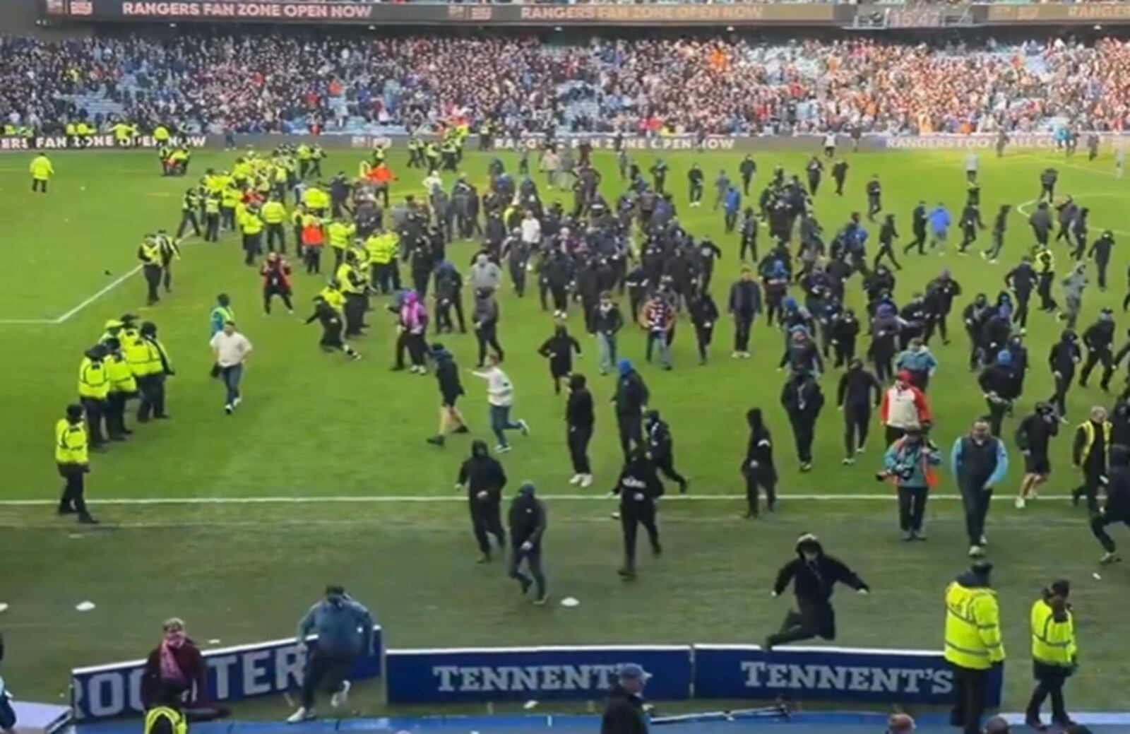 Momentos de la batalla campal en el Ibrox Stadium.
