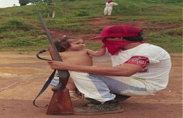 El poder del amor Entre diciembre de 1993 y abril de 1994 se adelantaron las conversaciones de paz entre el Gobierno y la Corriente de Renovación Socialista, disidencia del ELN, en Flor del Monte, Sucre. Los diálogos llegaron a feliz término, tal como lo simboliza esta fotografía captada el 22 de marzo de aquel año.  Foto: James Arias-Periódico El Tiempo.