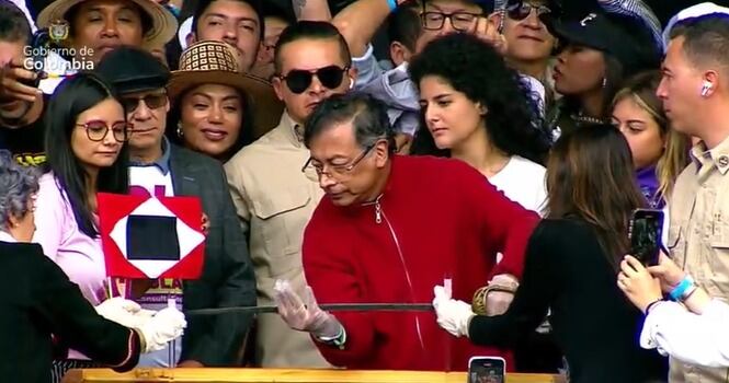 El presidente Gustavo Petro alzó la espada de Bolívar ante miles y miles de colombianos que se agolparon en la Plaza de Nariño en el marco de las movilizaciones por el día de los trabajadores.