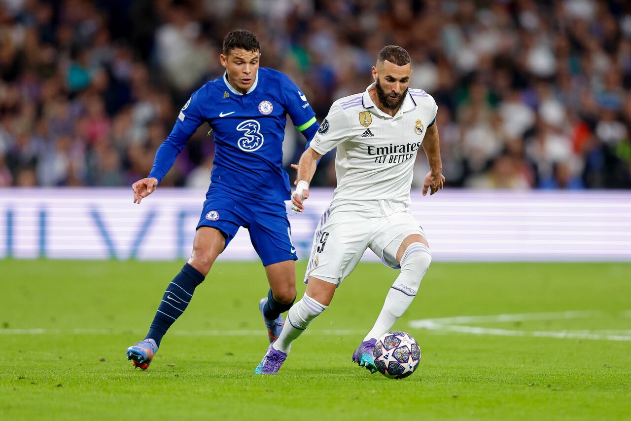 Karim Benzema con el balón mientras que Thiago Silva llega a presionar.