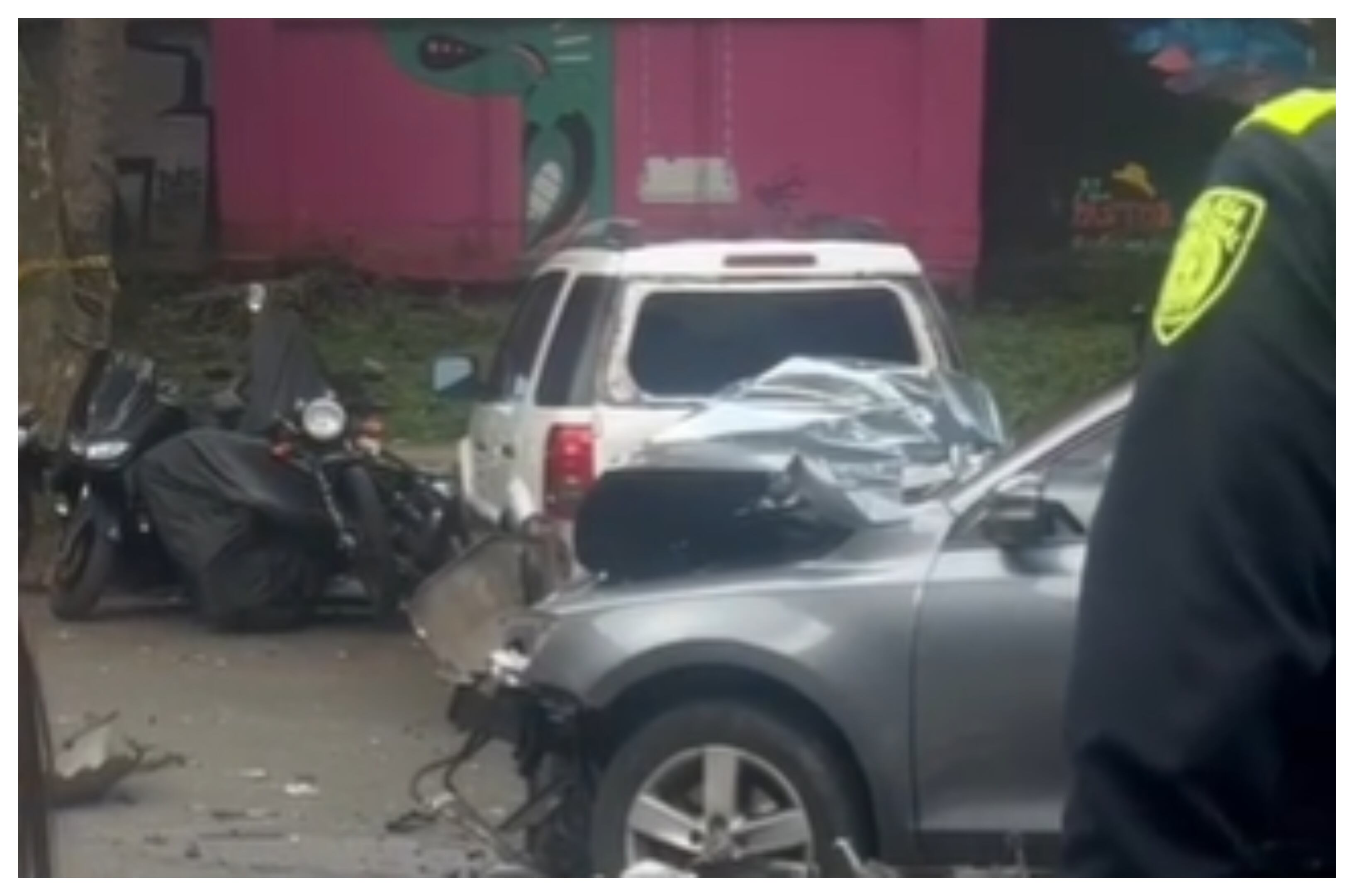 Conductor de un vehículo embistió a dos ladrones en Guayabal, suroccidente de Medellín, uno de ellos murió.