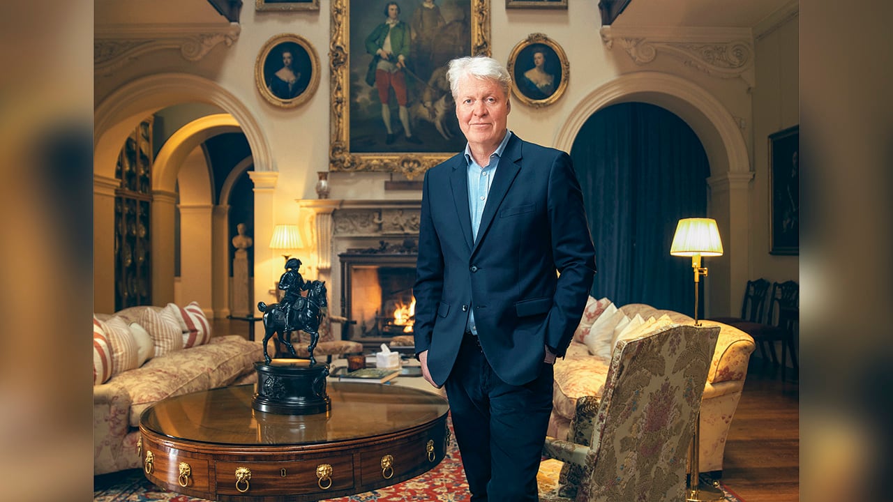 Charles Spencer es escritor, historiador, periodista y noveno conde Spencer. Sus libros han figurado entre los más vendidos, según Sunday Times.