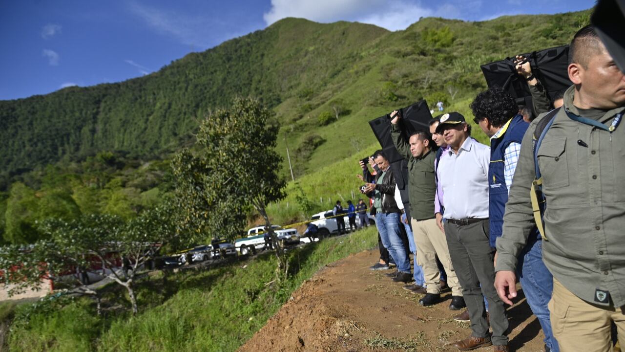 Presidente Gustavo Petro revisa la zona del derrumbe en Rosas, Cauca