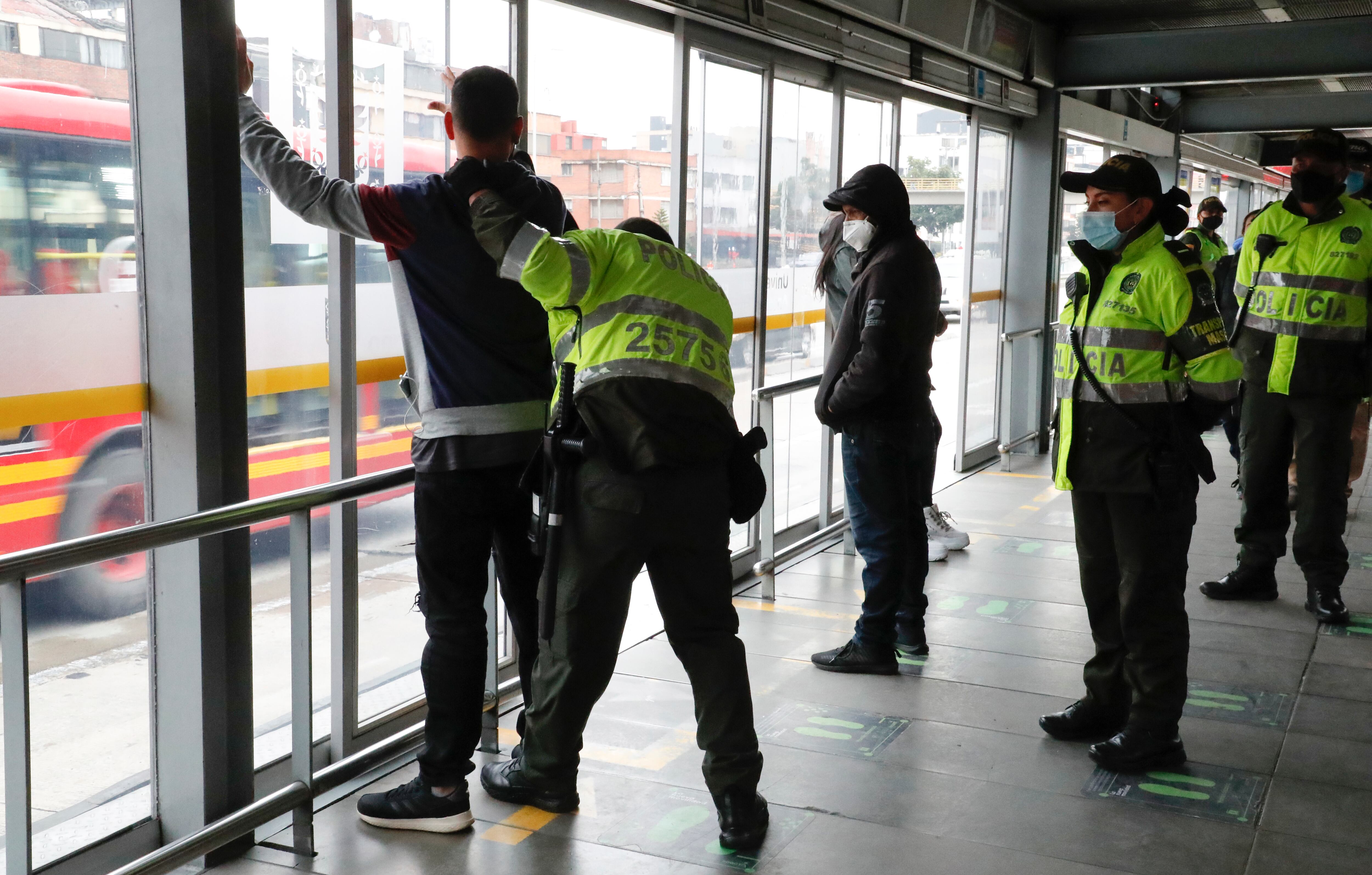 Detectores de metales Policía Metropolitana de Bogotá operativo de seguridad en Transmilenio
puesto de control movil
Marzo 16 del 2021
Foto Guillermo Torres Reina / Semana
