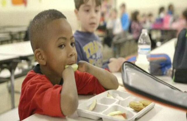 Cuando tenía dos años, Zion fue sometido a una amputación de manos y pies debido a una infección. Después sufrió complicaciones y fue sometido a un trasplante de hígado. 