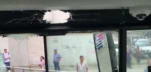 El motociclista vandalizó el bus y se dio a la fuga.