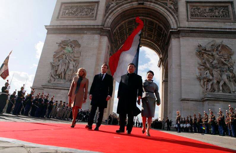 25 de marzo - El presidente francés Emmanuel Macron, segundo a la izquierda, su esposa Brigitte Marcon, a la izquierda, el presidente chino Xi Jinping y su esposa Peng Liyuan abandonan el monumento del Arco de Triunfo después de asistir a una ceremonia de ofrenda floral en la Tumba del soldado desconocido, en París, Francia. FOTO:  Francois Mori, Piscina/ AP