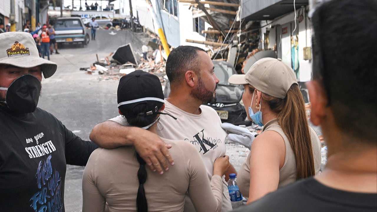 Sobrevivientes del terremoto en Pereira cerca de una de las zonas más afectadas de la ciudad.