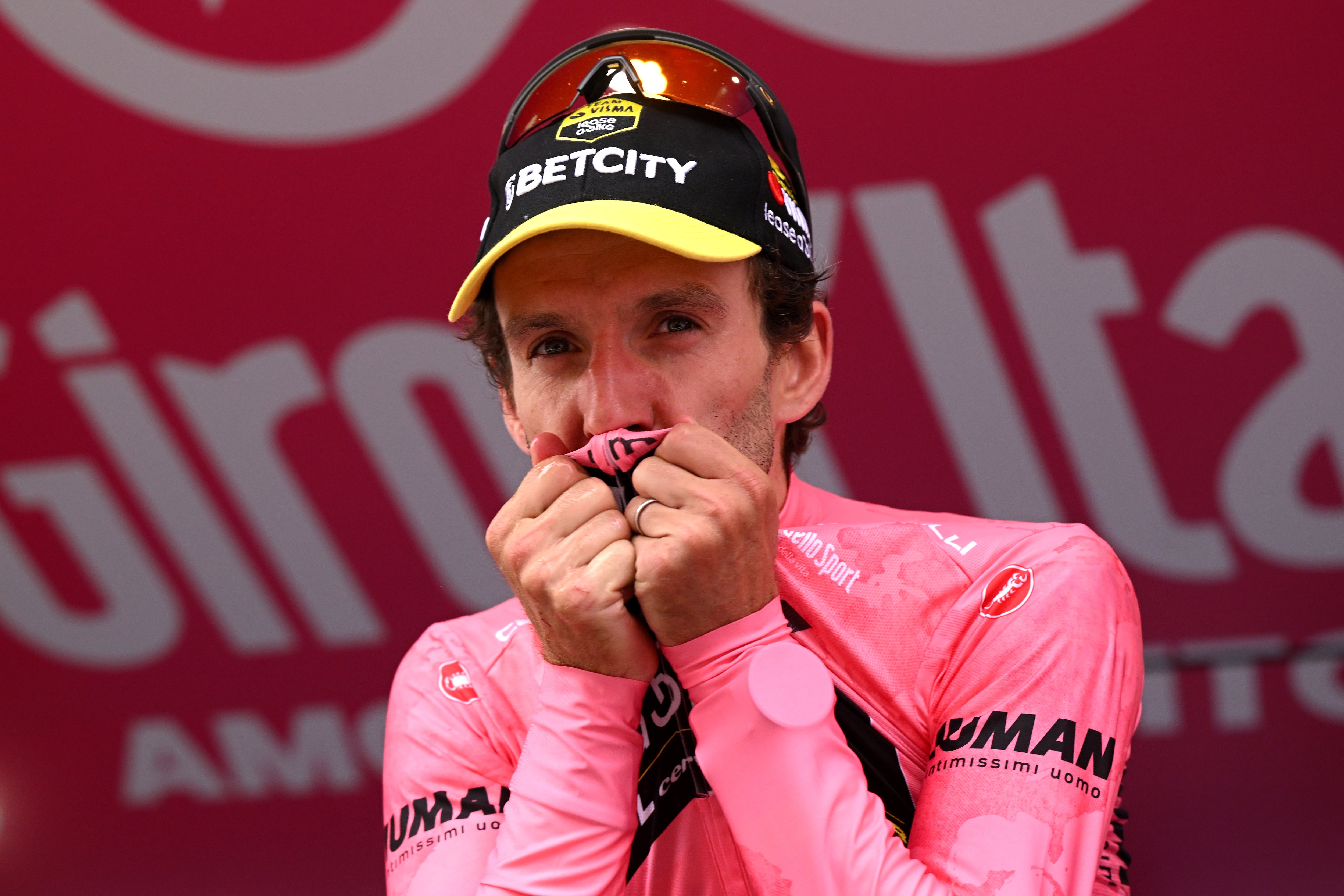 Simon Yates, nuevo líder del Giro de Italia 2025.