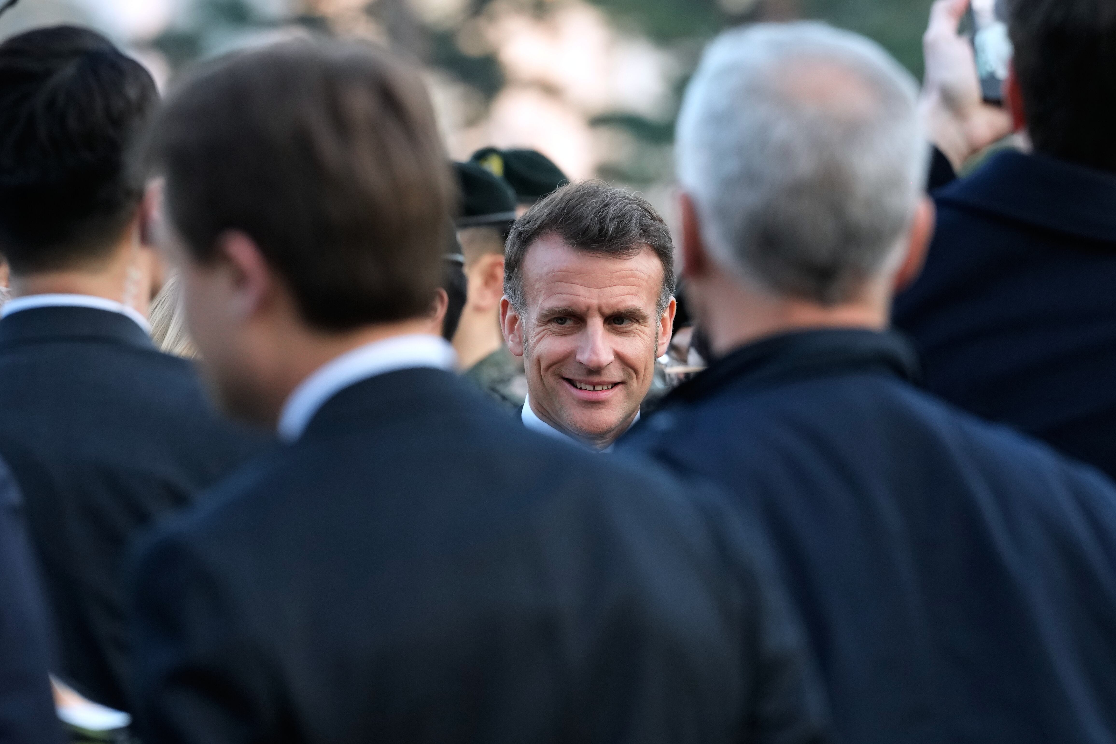 El presidente francés Emmanuel Macron es recibido por funcionarios en el Monumento a los Caídos en Guerra de Corea en Seúl, Corea del Sur.