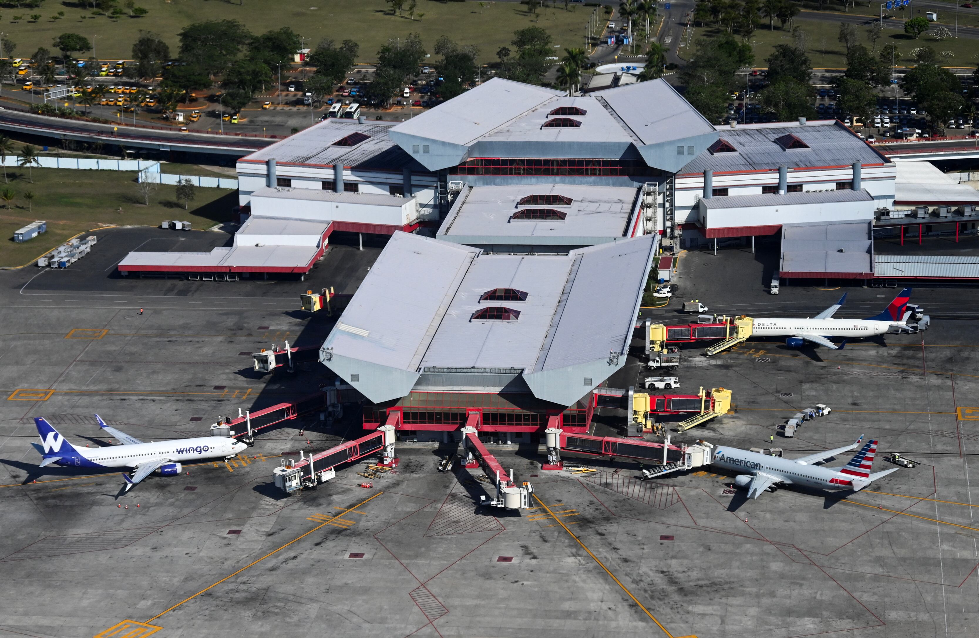 Vista aérea del Aeropuerto Internacional José Martí de La Habana, tomada desde un avión el 3 de abril de 2025. (Foto: YAMIL LAGE / AFP